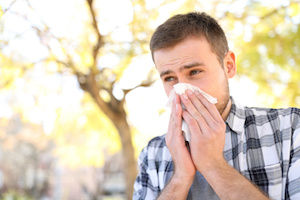 Bild på kille som lider av pollenallergi